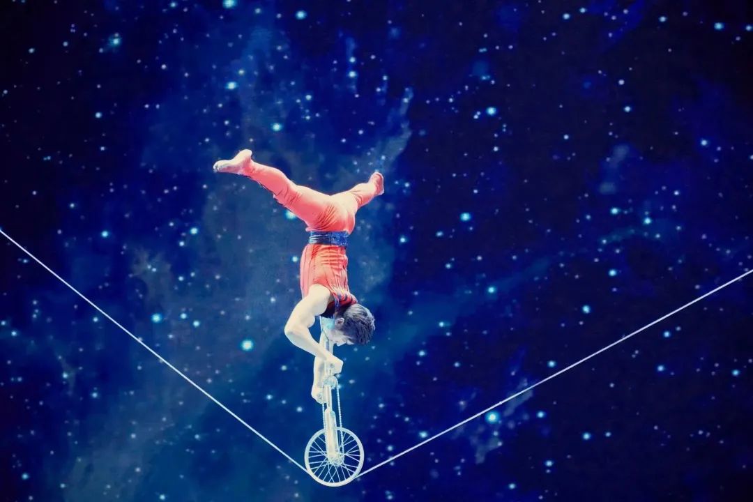 杂技《英雄少年—软钢丝》