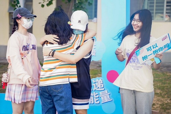 　　主题路演活动现场Free Hug环节，两名陌生同学相互拥抱获得力量
