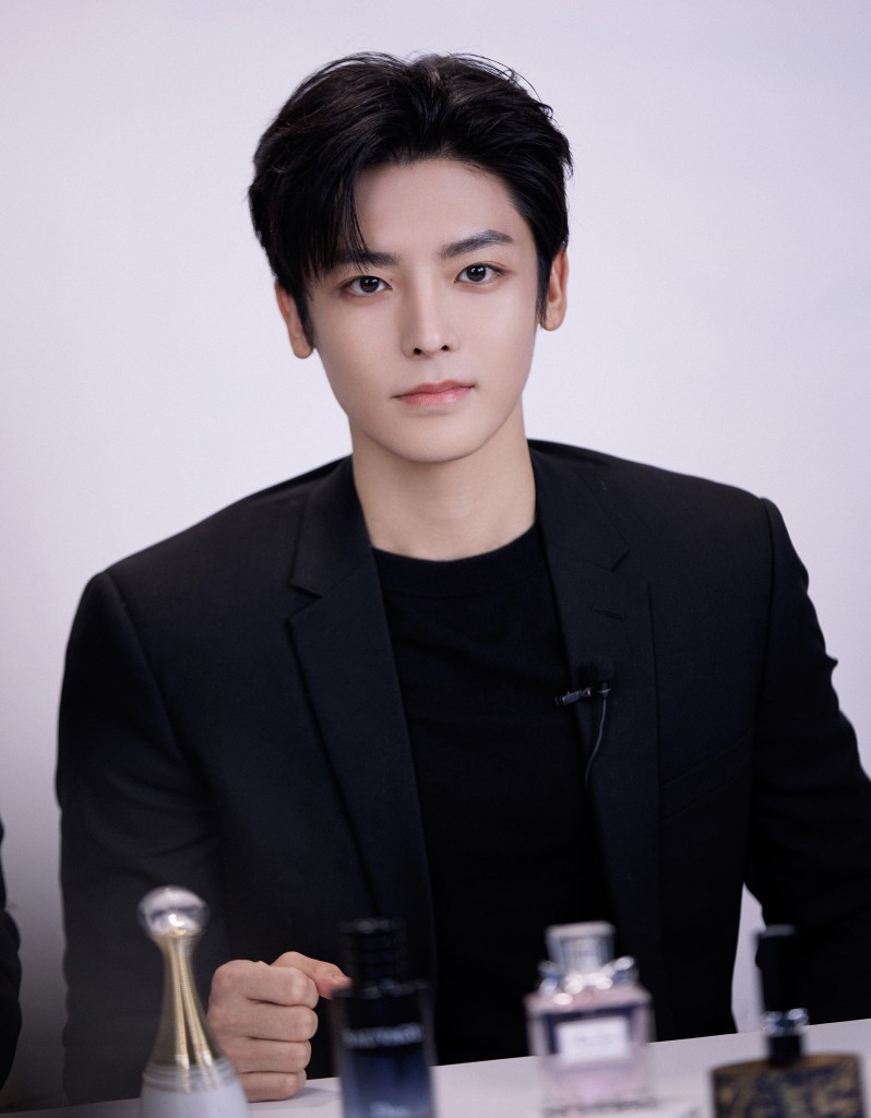 侯明昊出席时尚品牌直播活动 黑西装"霸总"造型冷冽帅气