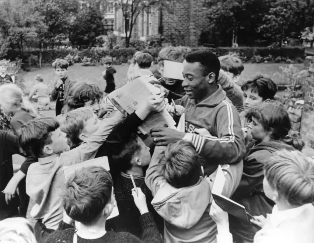 1966世界杯贝利为他的小粉丝们亲笔签名（图源：国际足联官网）