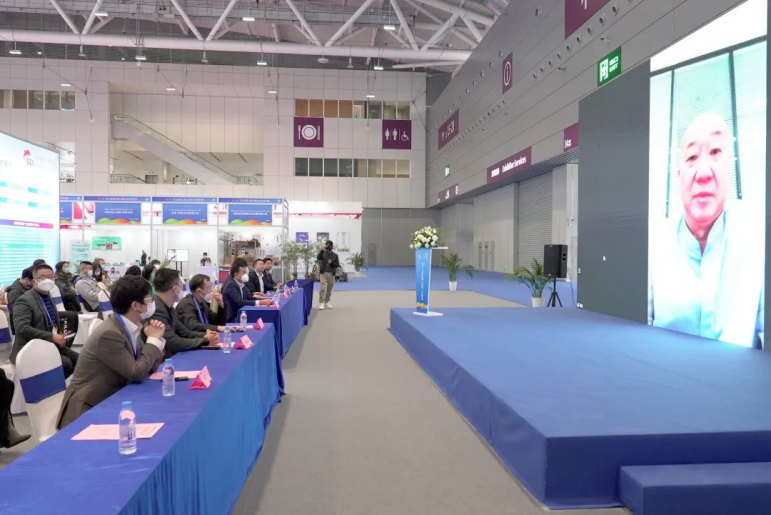 御风集团董事长冯仑在线上接受采访。 （洲明科技供图）