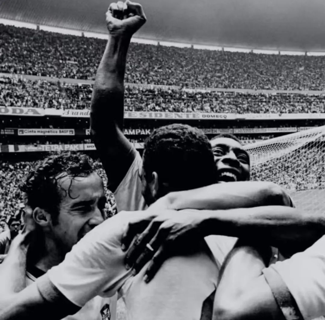 1970年世界杯贝利与队友庆祝（图源：国际足联官网）