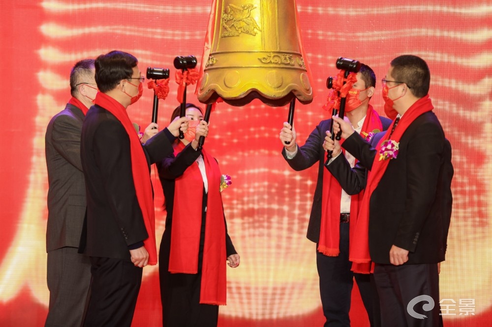 敲钟式现场深圳证券交易所党委委员,副总经理彭明视频致辞表示,上市