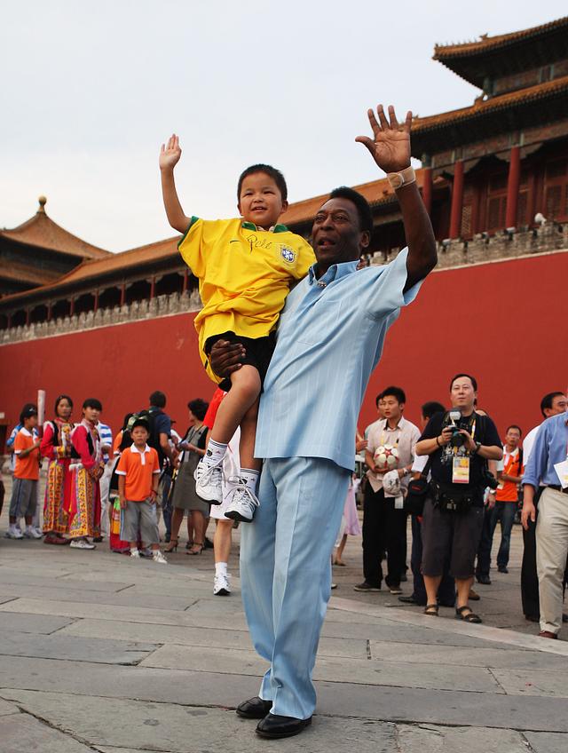 2008年8月23日,"球王"贝利抱着9岁的地震幸存者林浩,并与其他四川地震