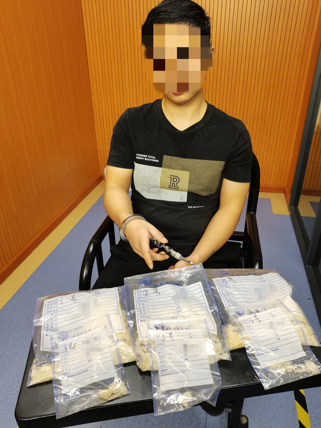 嫌疑人指认相关毒品.重庆江北警方供图