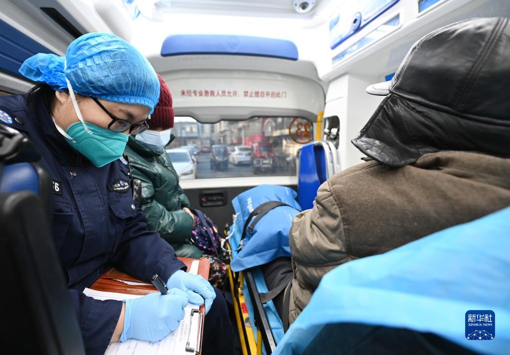 在天津市急救中心一辆急救车上,急救医生谢艳杰在询问和记录病人信息