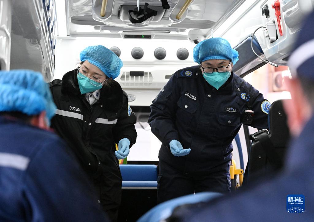 新华全媒 |天津:与时间赛跑的120急救先锋护佑急危重症病人|医生_新浪
