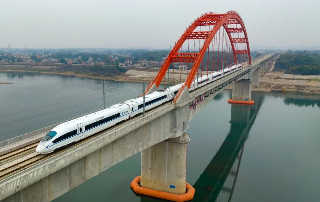 12月26日,一趟和谐号动车组行驶在渝厦高铁常德至益阳段资水特大桥.