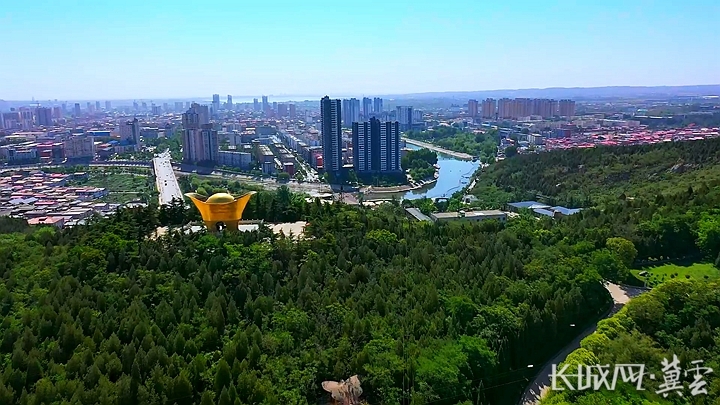 元宝山"重披绿装变景山",成为峰峰矿区的城市生态公园.李琰 摄