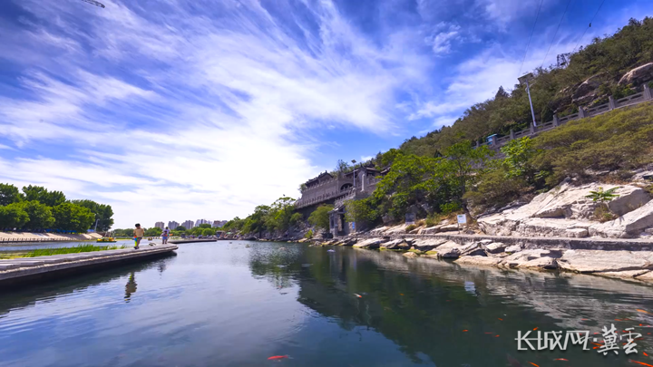 元宝山经过生态修复,山上树木茂盛,郁郁葱葱,山下溪水常流,群泉喷涌.