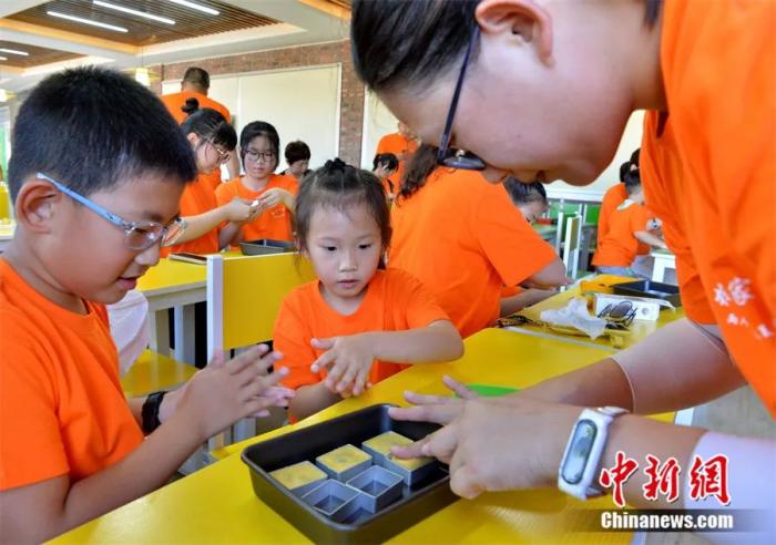 　　福建福清，在榕台胞台属学习制作凤梨酥。美食成为海峡两岸文化连接的重要部分。张斌 摄