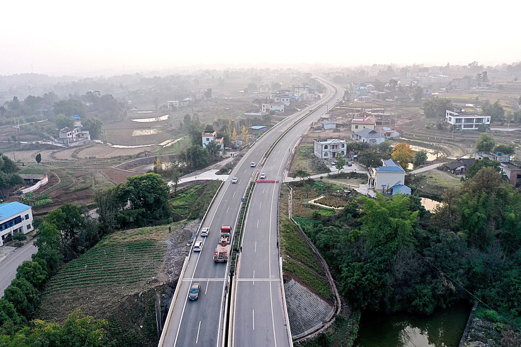 12月28日,国道246 线泸县立石镇至龙马潭区特兴镇段建成通车.