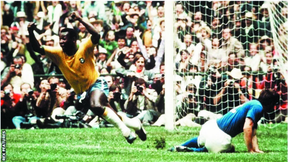 "球王"贝利庆祝在世界杯上进球