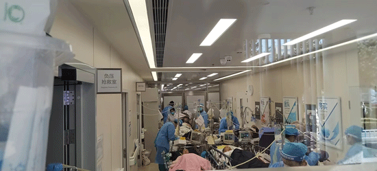 北京中日友好医院急诊抢救室过道 摄影/颜源