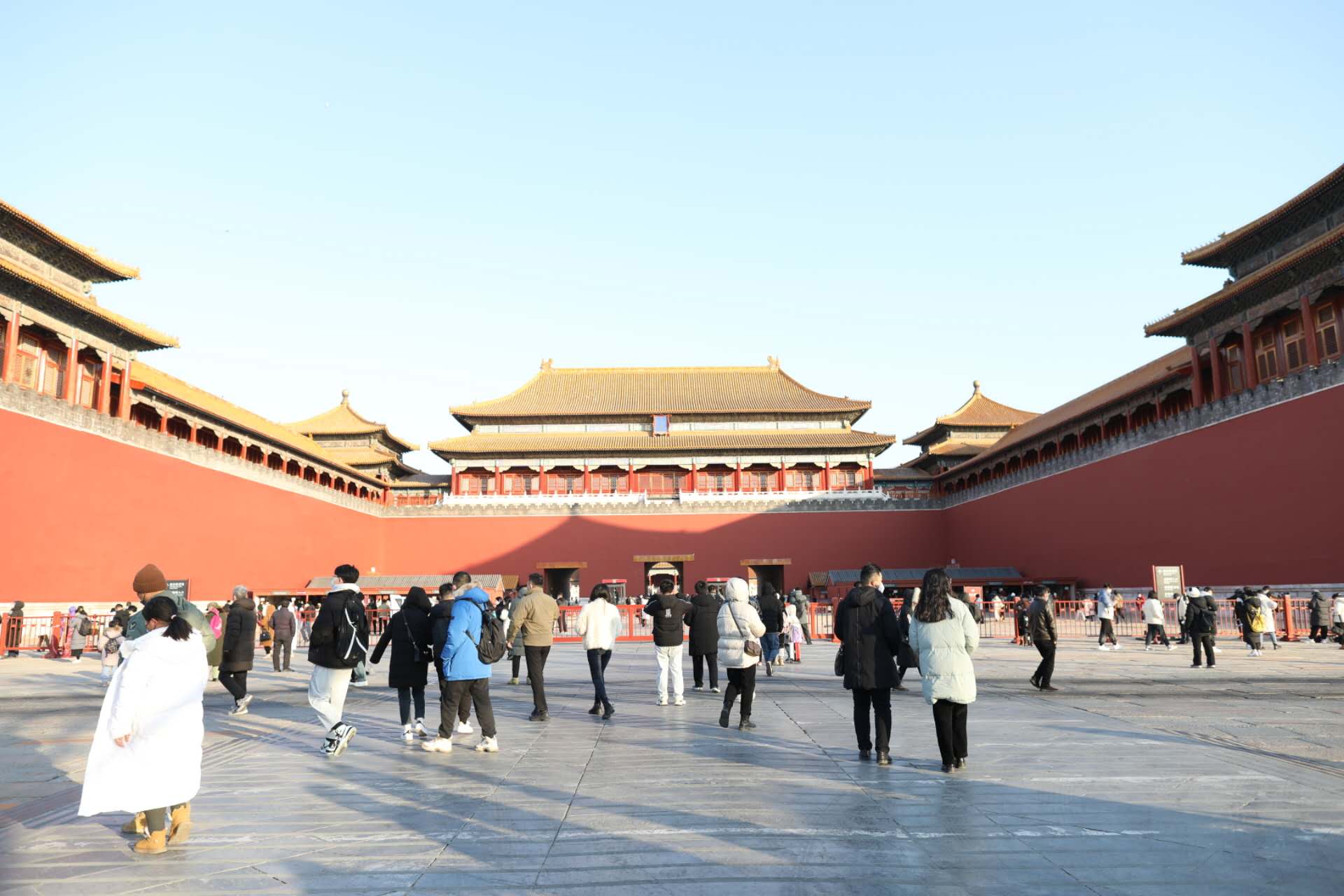 新年第一天,北京天气晴好,不少游客在故宫游览.