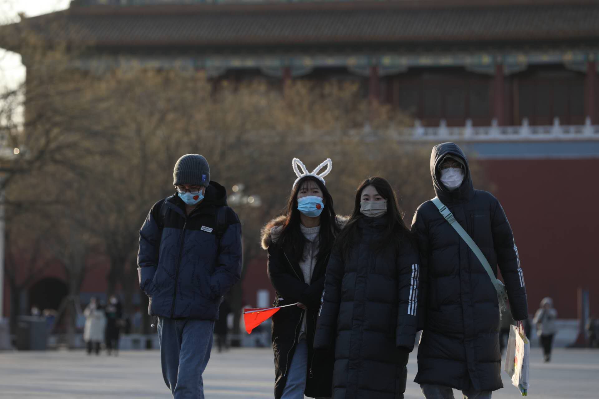 几位青年游客结伴走在故宫博物院内。  新京报记者 浦峰 摄