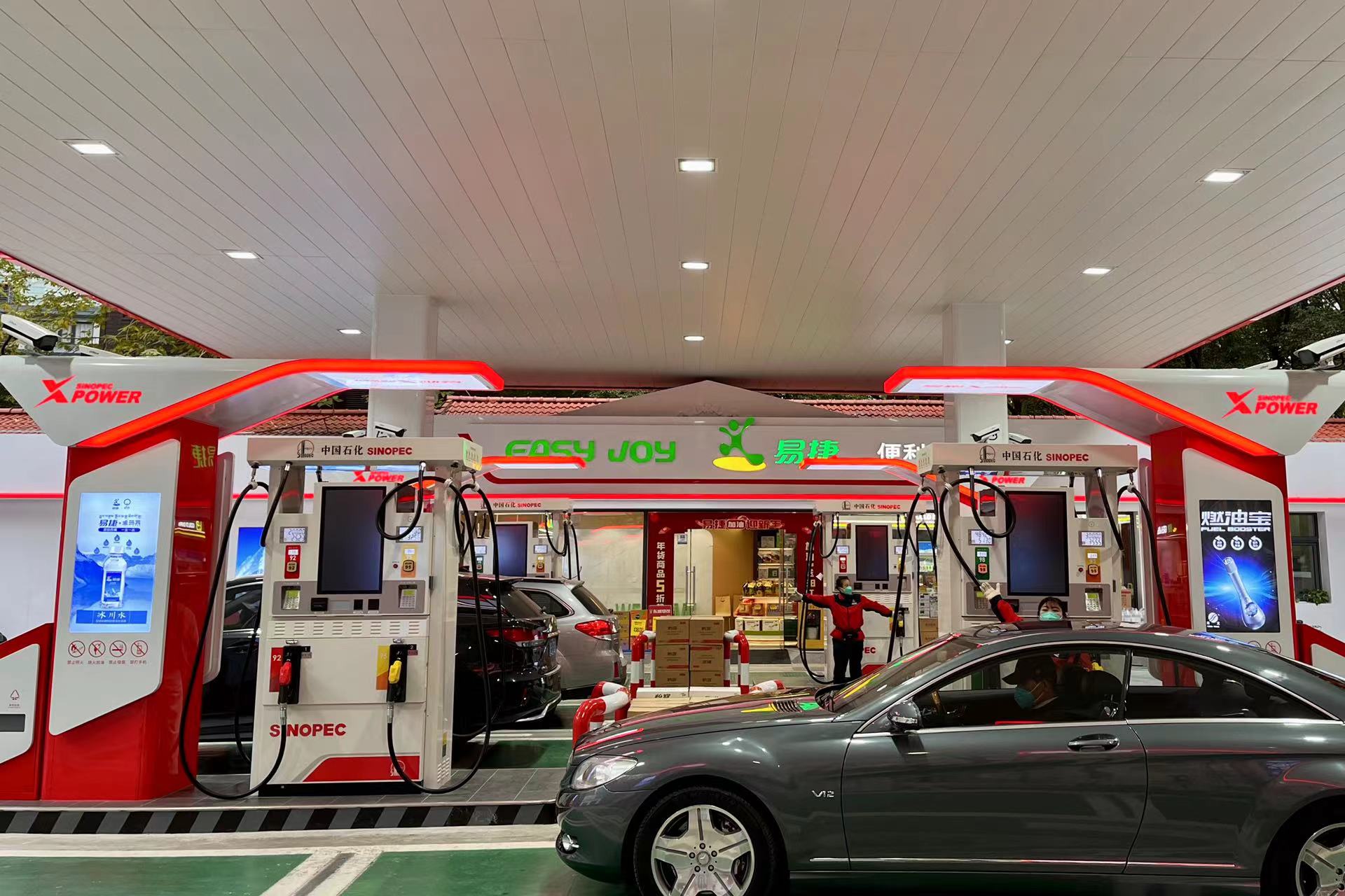 司机张俊住在川沙地区,他说:"妙境路上的中国石化加油站新形象设计