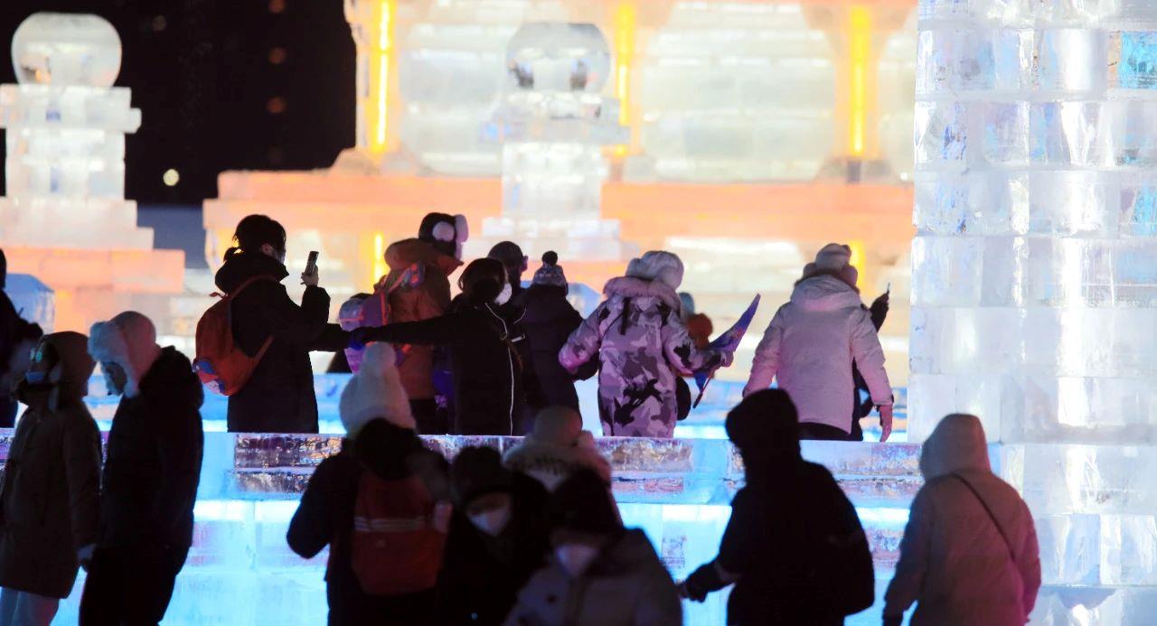 △游客齐聚哈尔滨冰雪大世界跨年