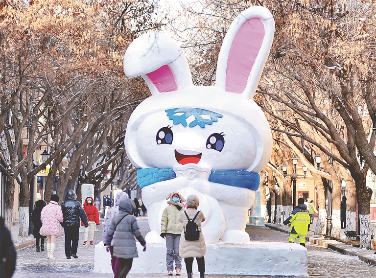 大白兔雪雕. 本报记者 苏强摄