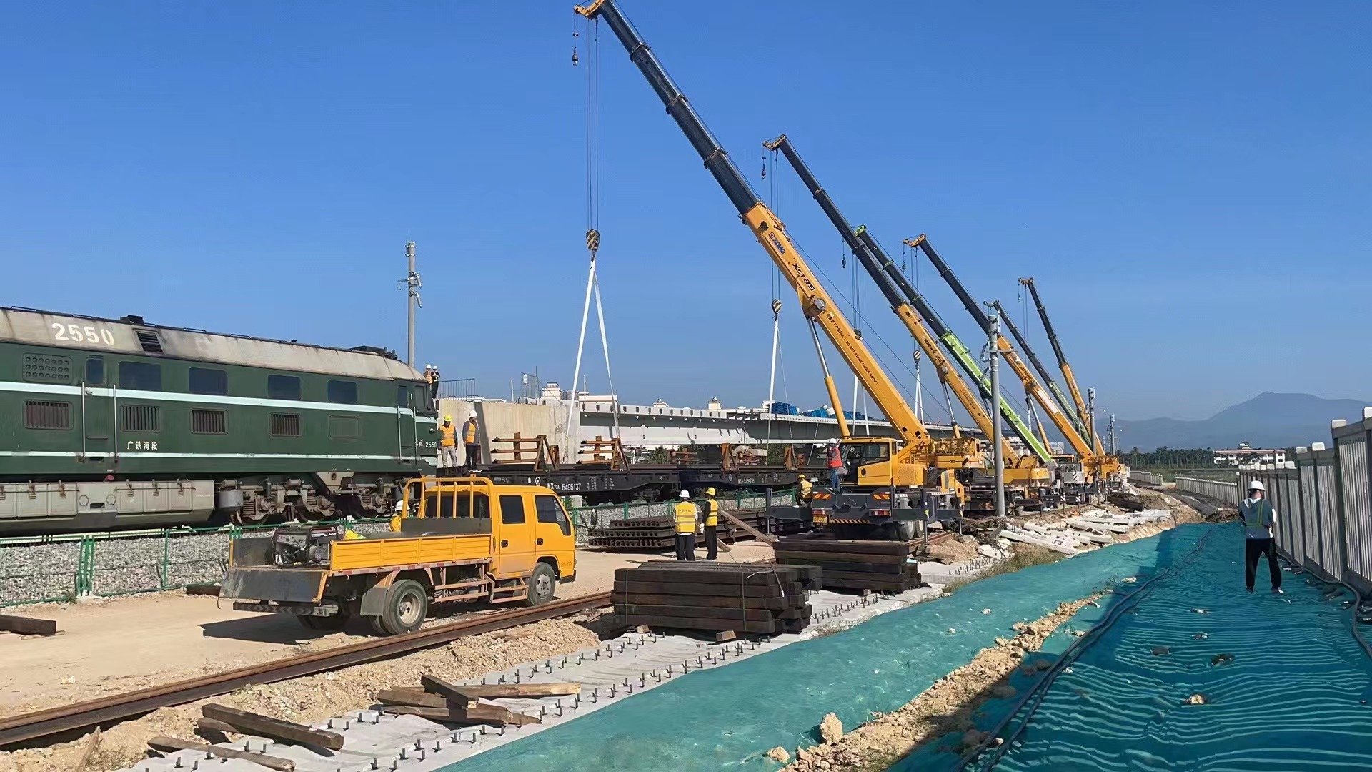三亚站吊卸百米长钢轨助力三乐铁路建设