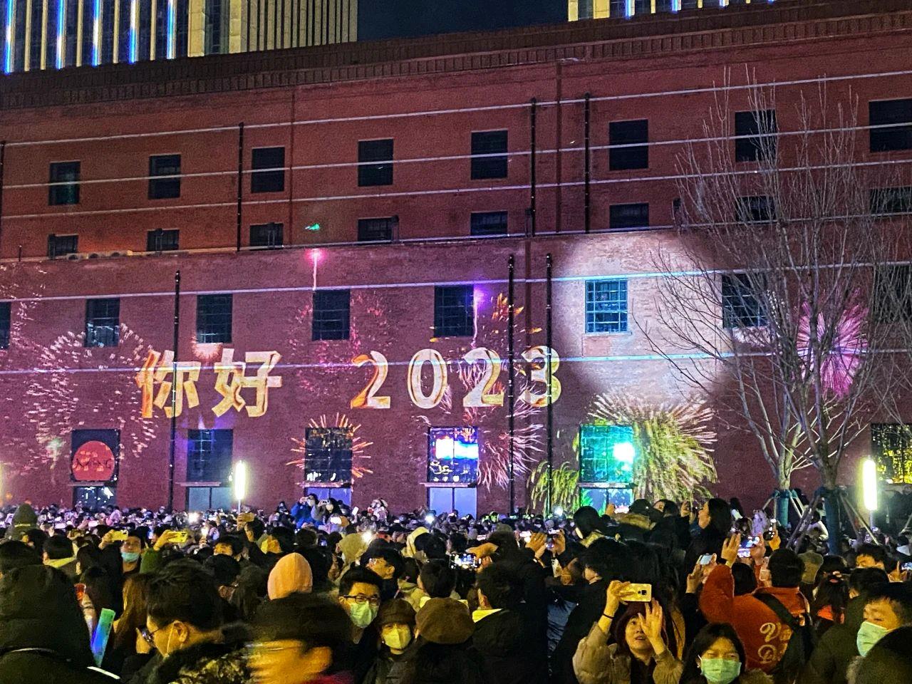 △市民齐聚海河岸边观看灯光秀跨年
