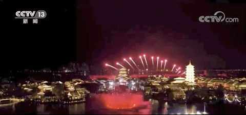 △福建闽侯,随着新年到来,万发烟花点亮夜空。