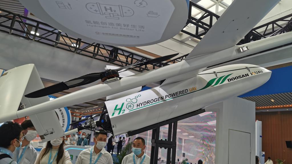 图说：在2022年中国氢能产业大会上，一款氢动能无人机引起不少参展者的关注  来源：新华网