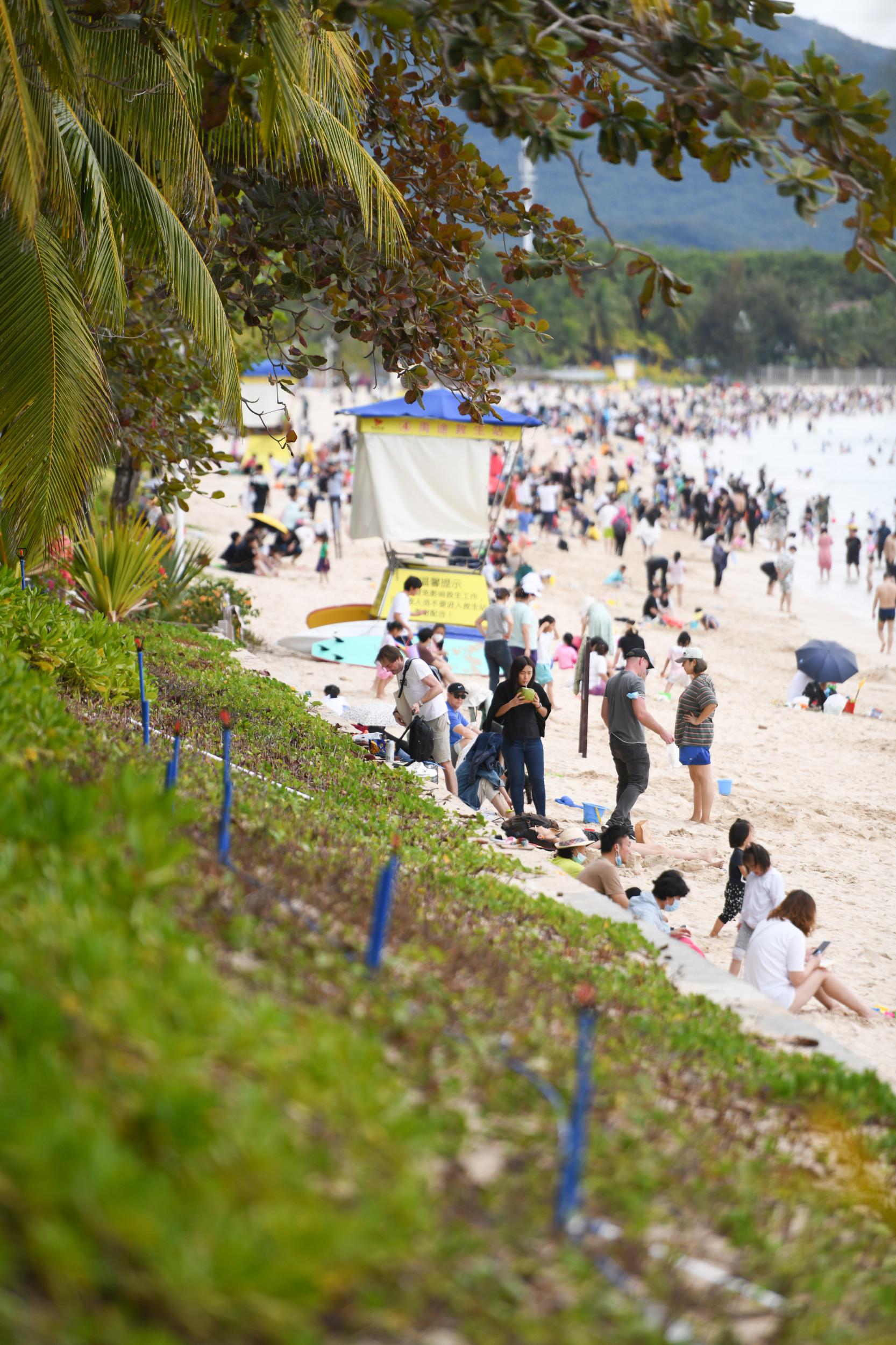 1月2日,游客在三亚的海滩上游玩.记者沙晓峰摄