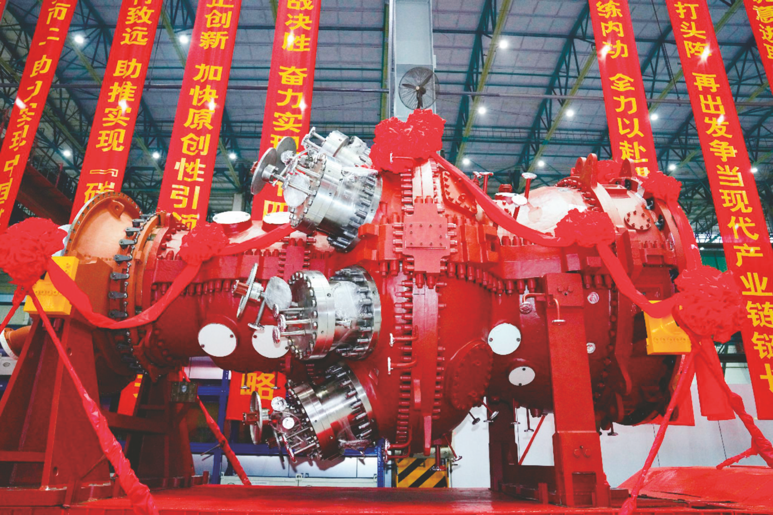 &nbsp;&nbsp;&nbsp;&nbsp;▲首台国产f级50兆瓦重型燃气轮机成功制造