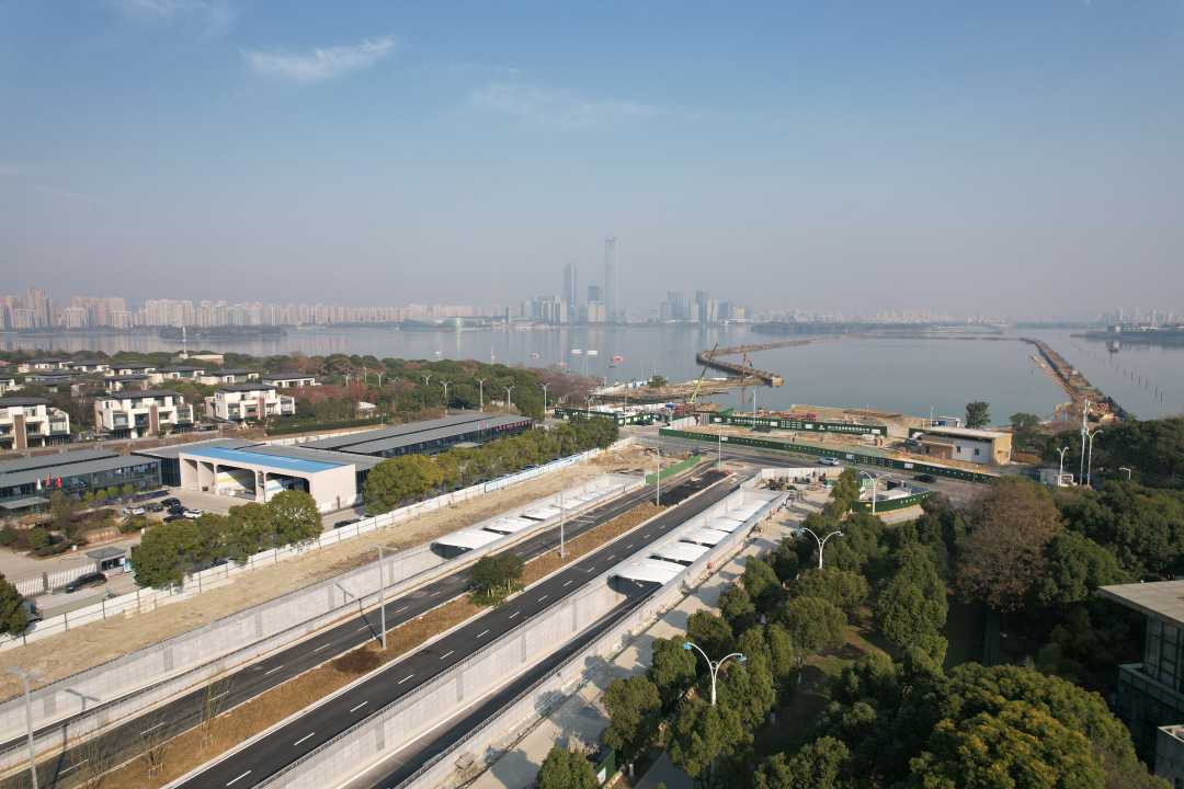 图为江苏苏州金鸡湖隧道鸟瞰图
