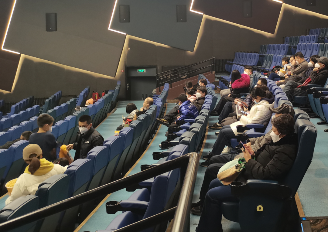 开场前,电影院巨幕厅陆续有观众入座