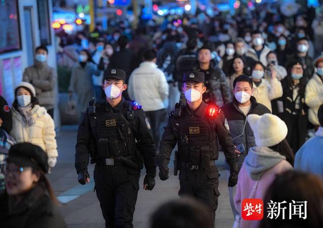 图为南京特警支队民警跨年夜于新街口商圈开展步巡工作