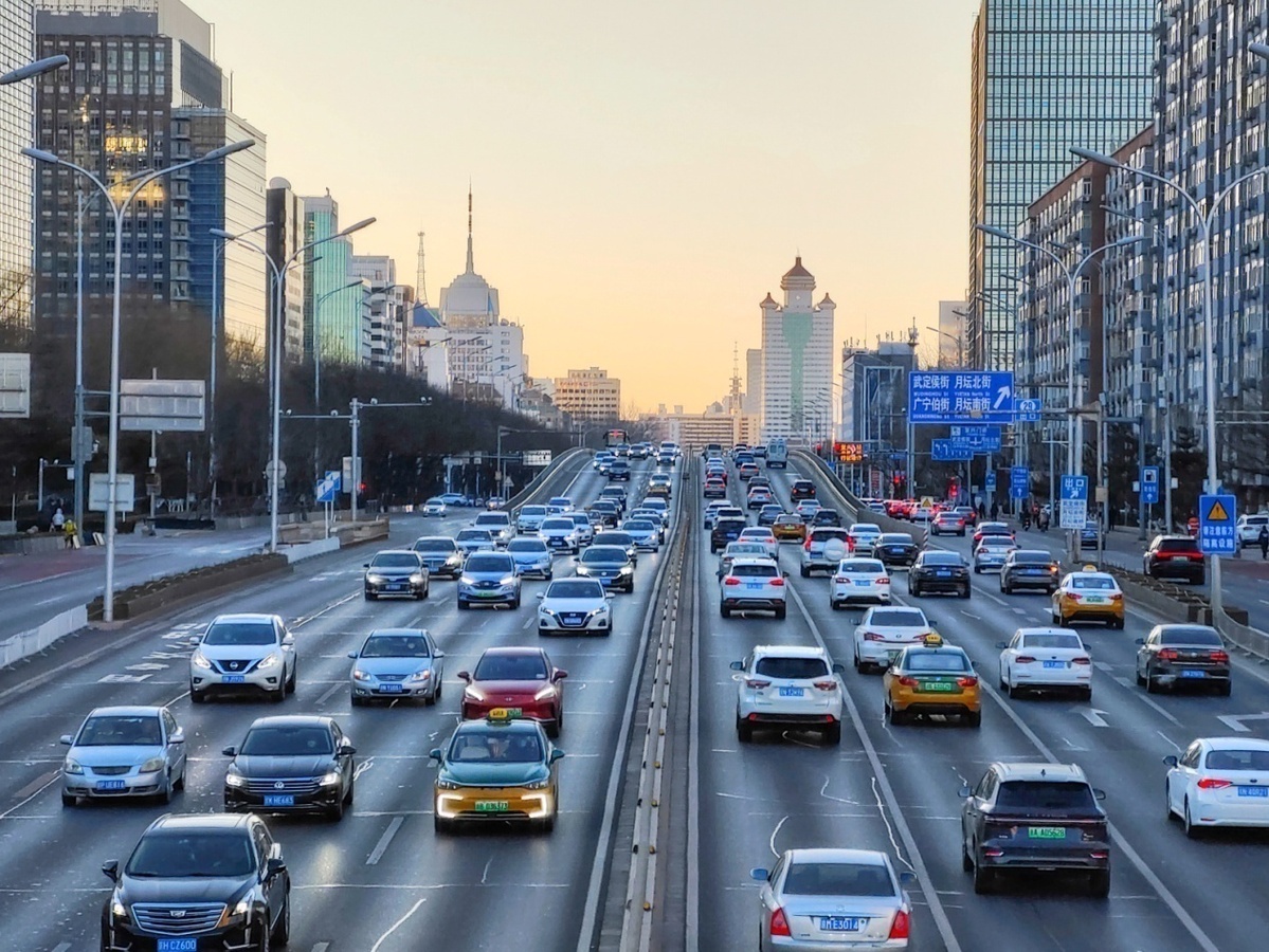 2022年12月23日,北京,清晨的二环路车水马龙.(图片来源:东方ic)