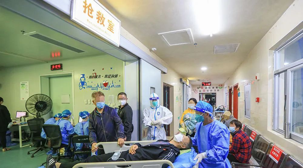在三亚市人民医院急诊科,医护人员将患者推入抢救室准备医治