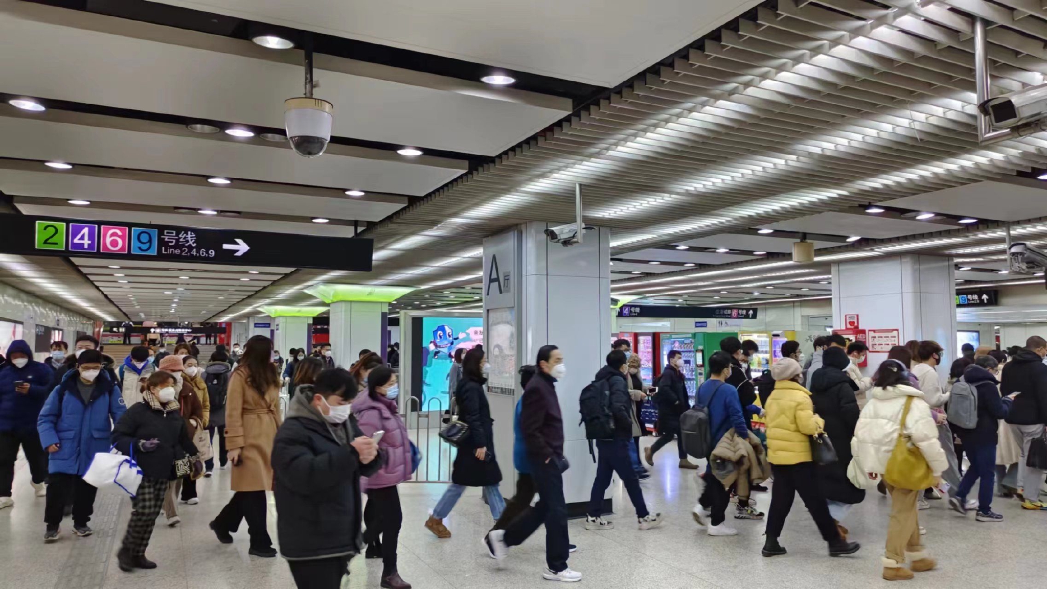 上海世纪大道地铁站早高峰客流恢复至四五成,"戴n95的乘客多了"|地铁