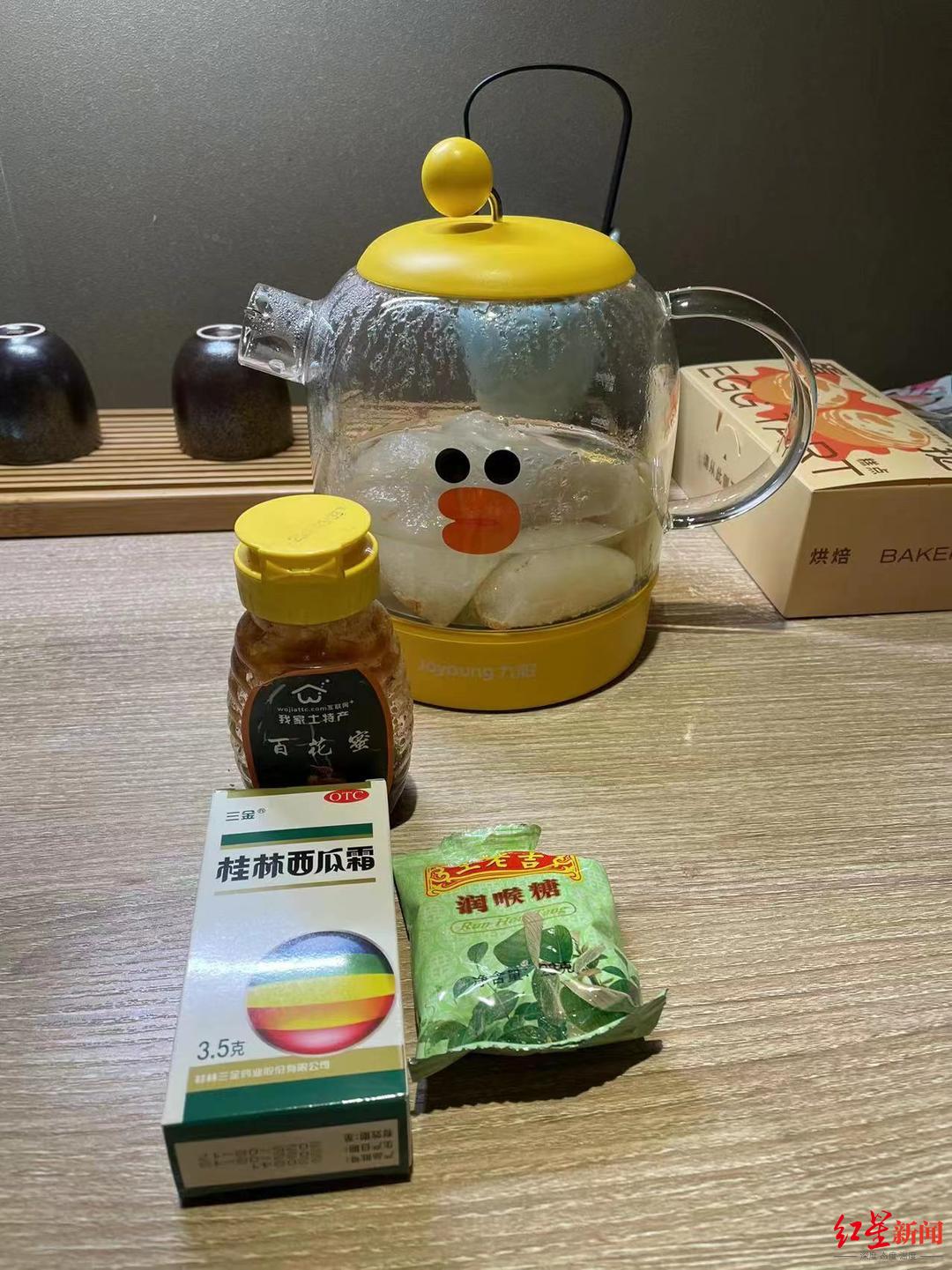 ↑苏女士嗓子不适准备的物质 图据受访者