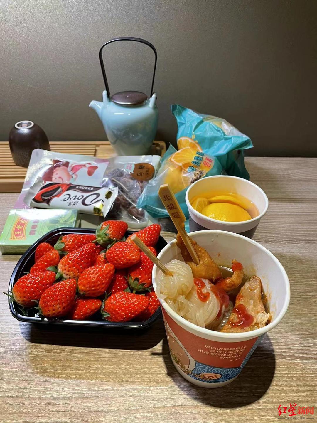 ↑苏女士在宾馆中准备的食品 图据受访者