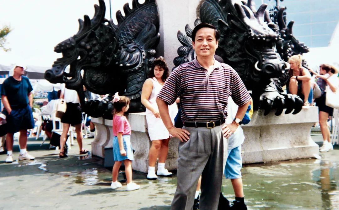 ▲1996年美林在亚特兰大雕塑《五龙钟塔》前