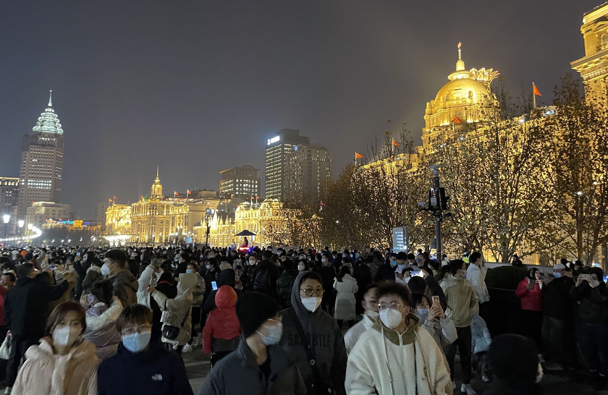外滩江堤人流情况(财联社记者拍摄)