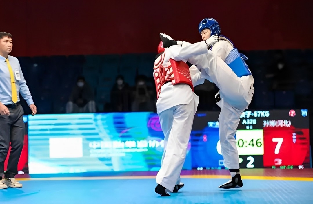 宋洁对阵河北队孙娜的比赛画面。图片来自四川省跆拳道协会