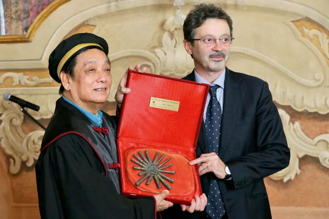 ▲威尼斯大学校长米切拉 贝格里斯为韩美林授予威尼斯大学荣誉院士荣誉证书与勋章