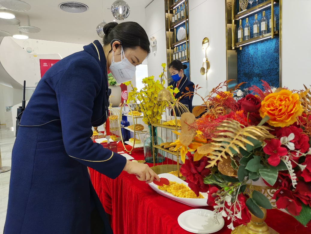 客服人员在茶歇区提供茶点美食