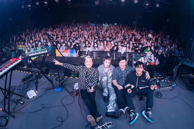 曾轶可演唱会被喊"退钱",13年老粉:是去听她唱歌的,打碟一个多小时