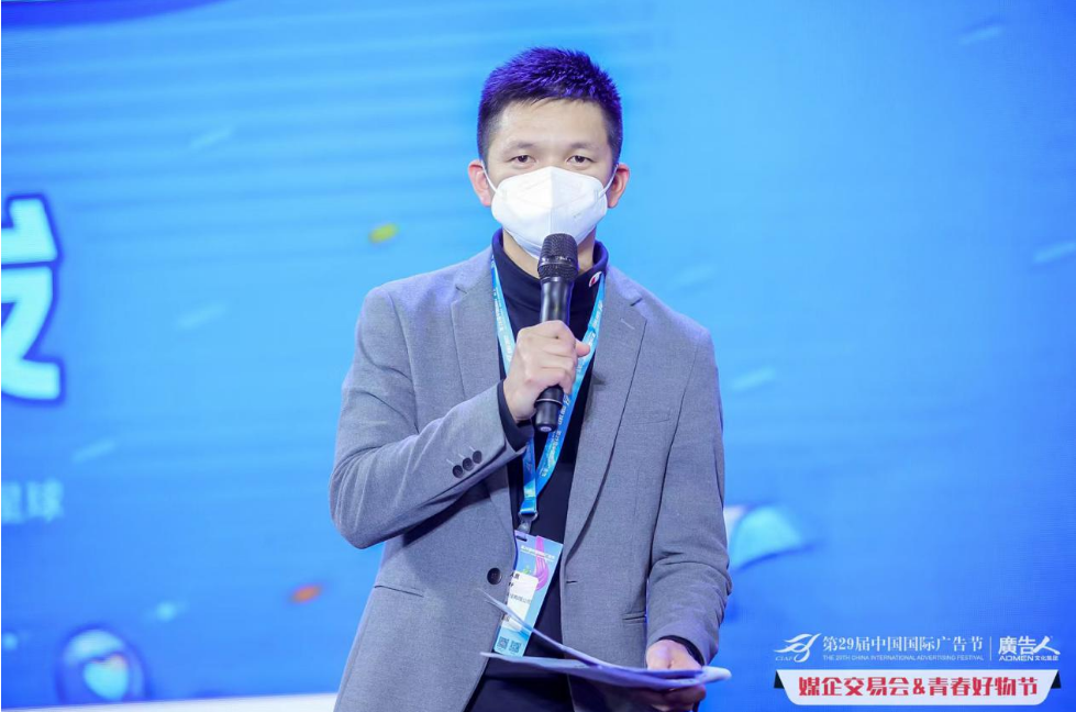 　　王志贤先生现场揭晓抖音短视频人气奖获得者