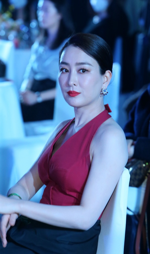 马苏深v红裙造型亮相第九届丝绸之路国际电影节青年短片嘉年华