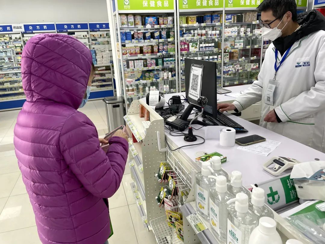 顾客在复美大药房购买感冒药.澎湃新闻记者&nbsp;徐祯曜&nbsp;图