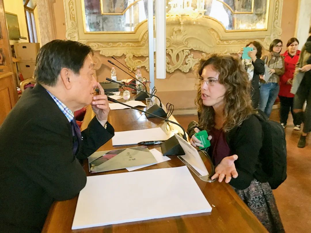 ▲美林在威尼斯大学演讲后，接受记者采访