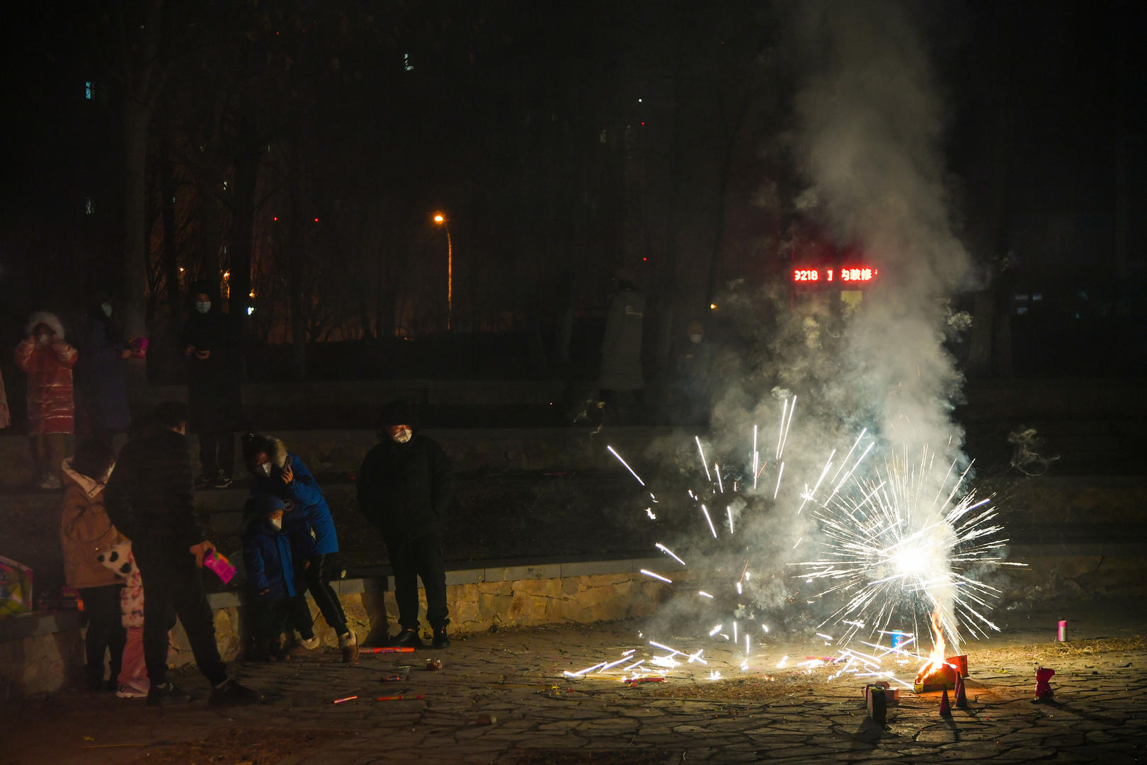 2023年1月1日,天津滨海新区一小区里,居民燃放烟花爆竹欢庆新年元旦