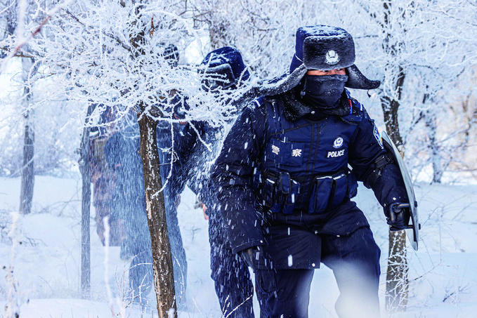 新疆基层一线民警:服务群众迎新年 坚守岗位守平安