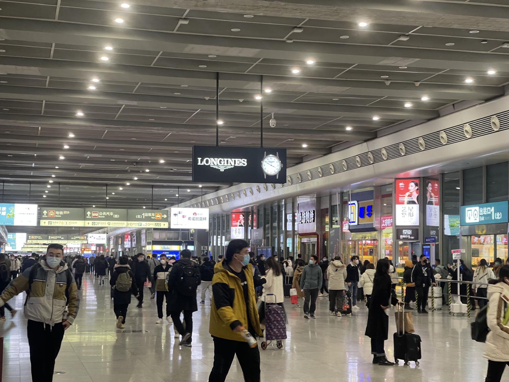 上海虹桥火车站出站层人流情况(财联社记者拍摄)